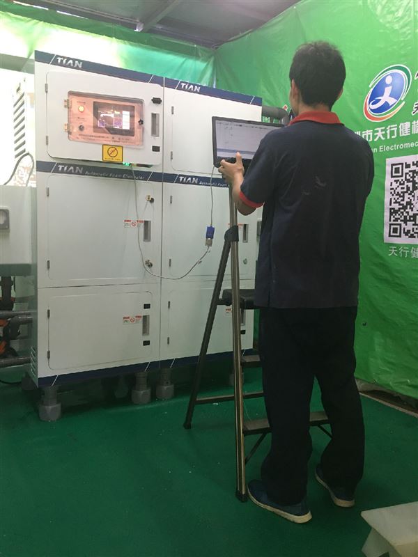 工程師傅在電腦調試